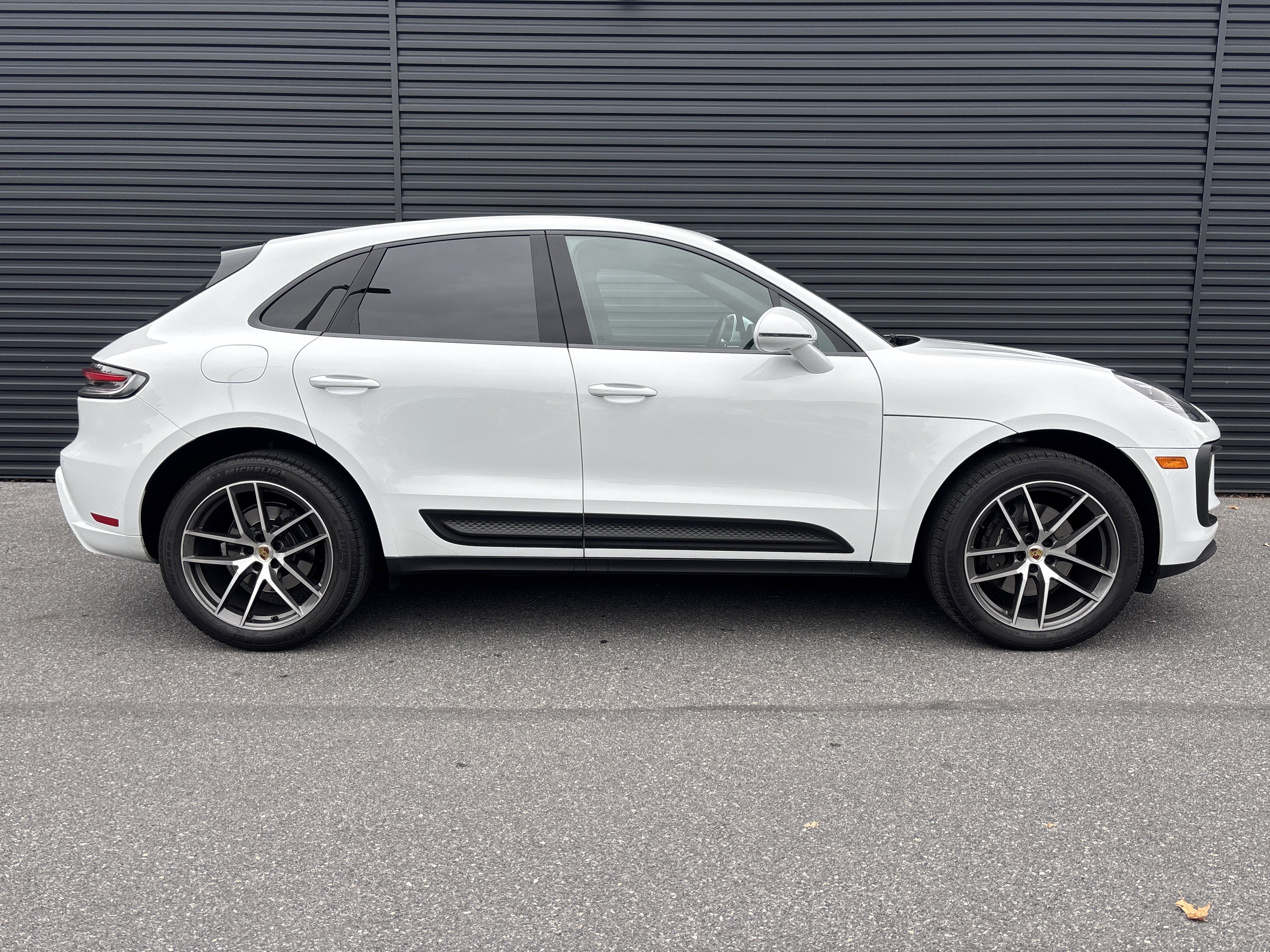 Certified 2022 Porsche Macan image 6