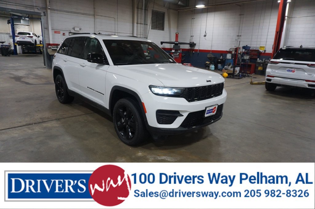 Used 2023 Jeep Grand Cherokee Altitude AWD/4WD image 1