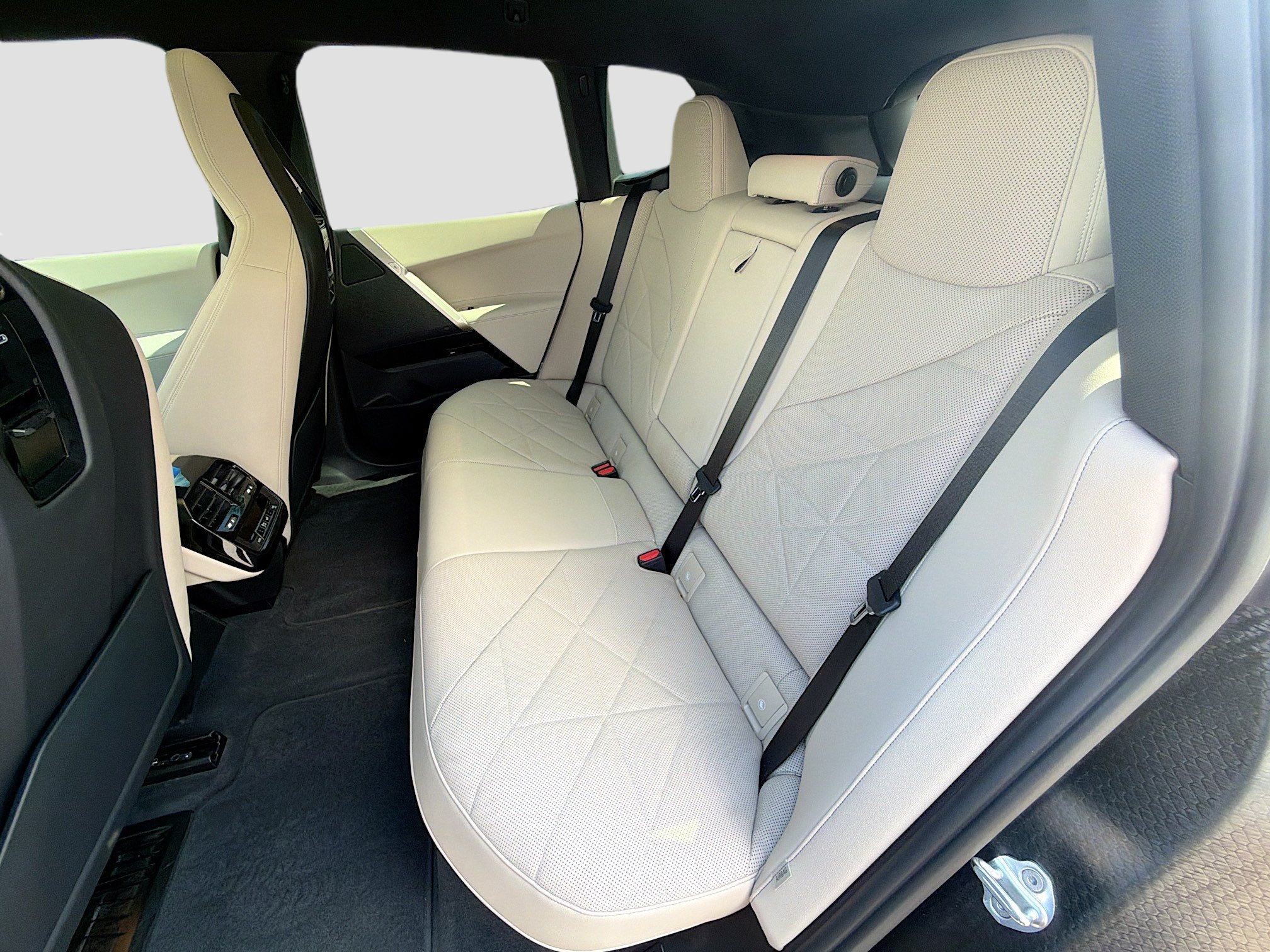 Used 2023 BMW iX xDrive50 w/ Sport Package AWD/4WD image 19