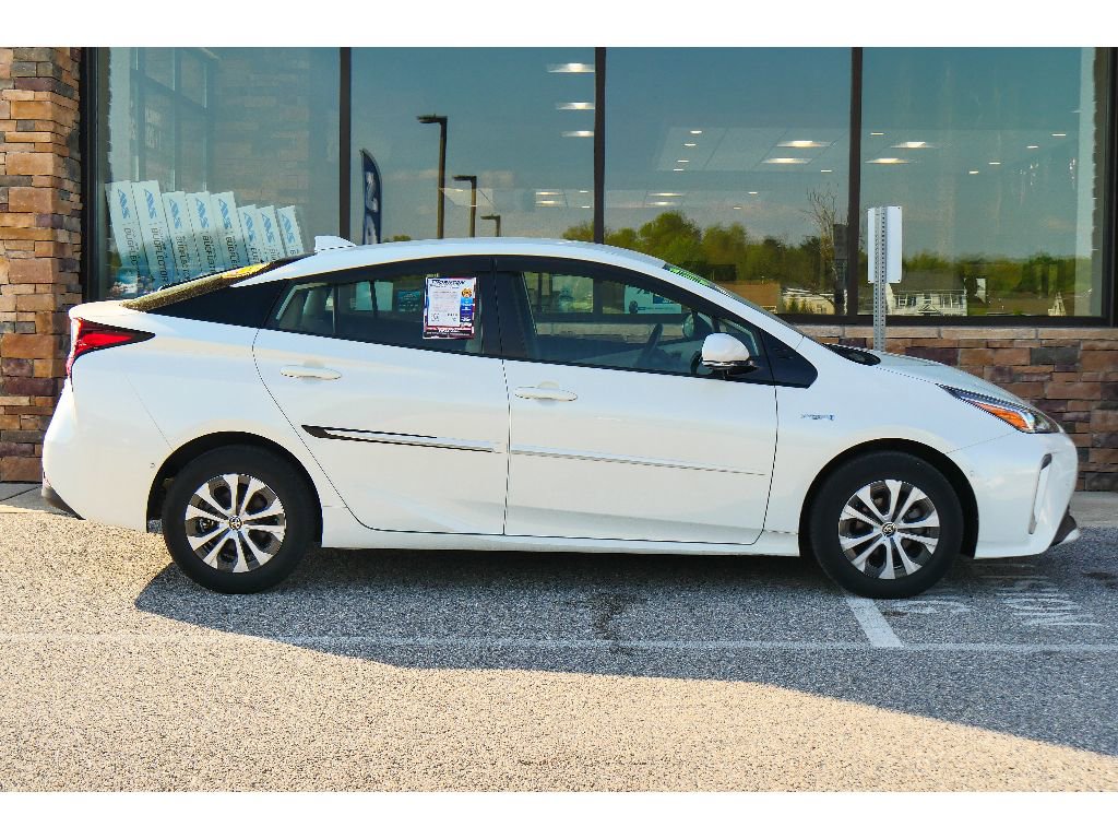 Used 2020 Toyota Prius XLE AWD/4WD image 2