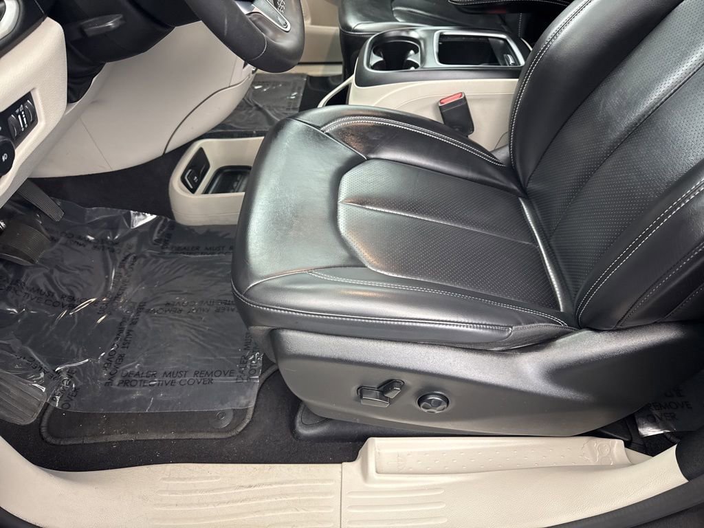 Used 2023 Chrysler Pacifica Touring-L FWD image 32
