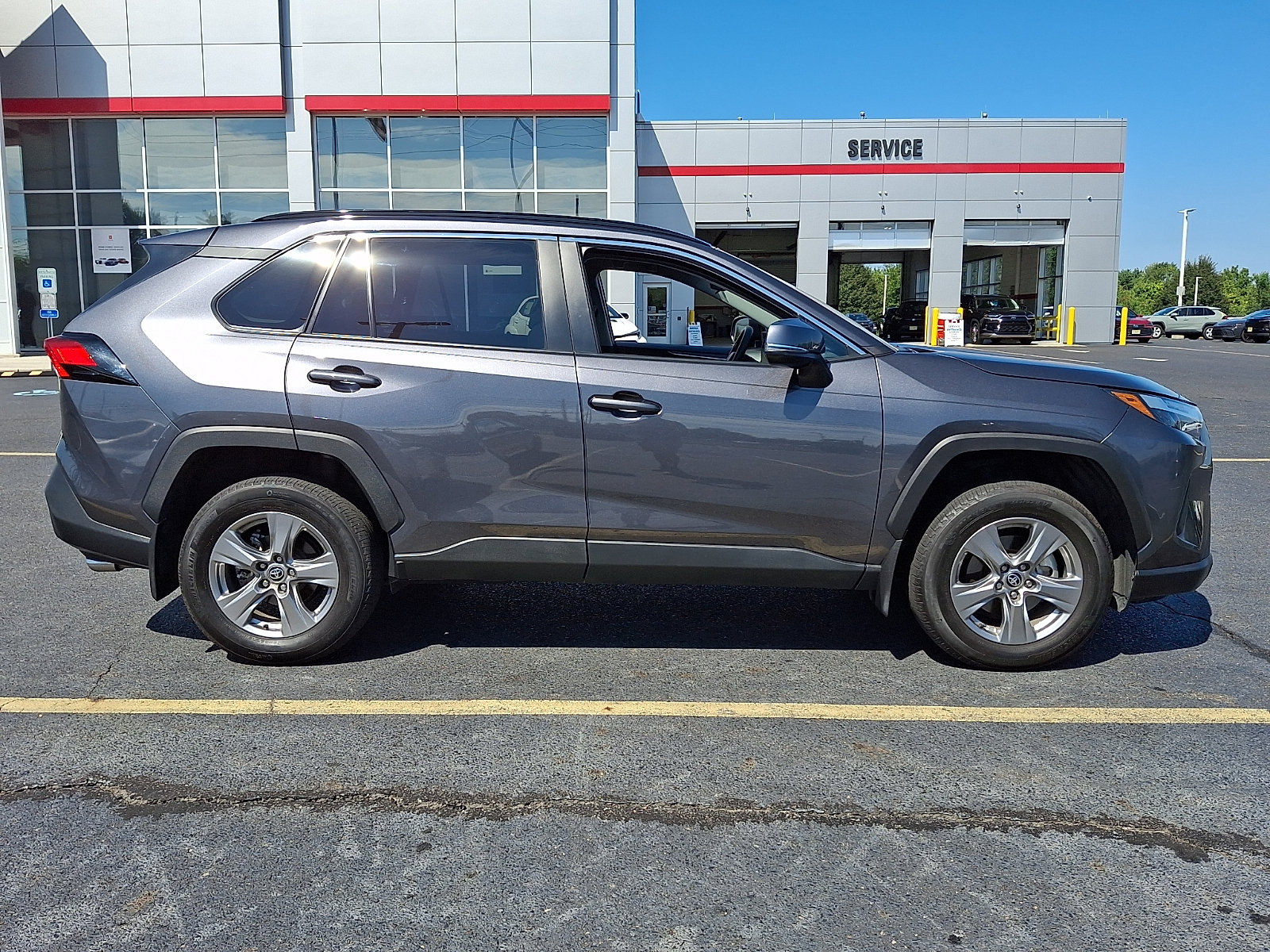 Used 2024 Toyota RAV4 XLE AWD/4WD image 7
