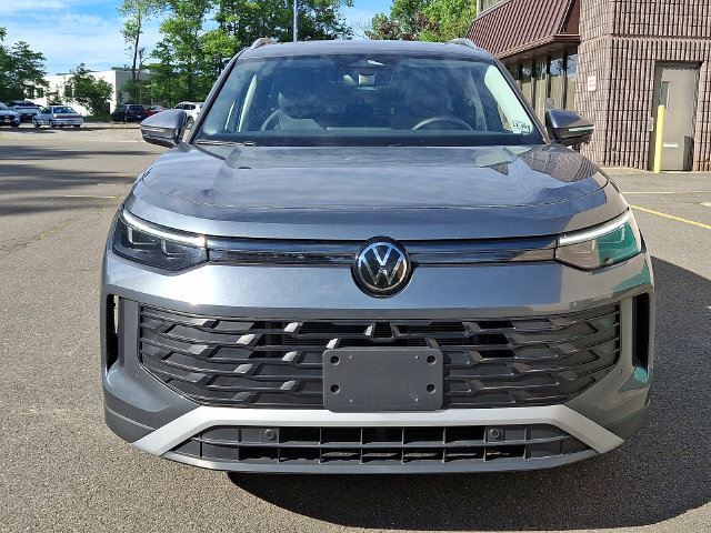 Used 2025 Volkswagen Tiguan SE w/ Panoramic Sunroof Package AWD/4WD image 3