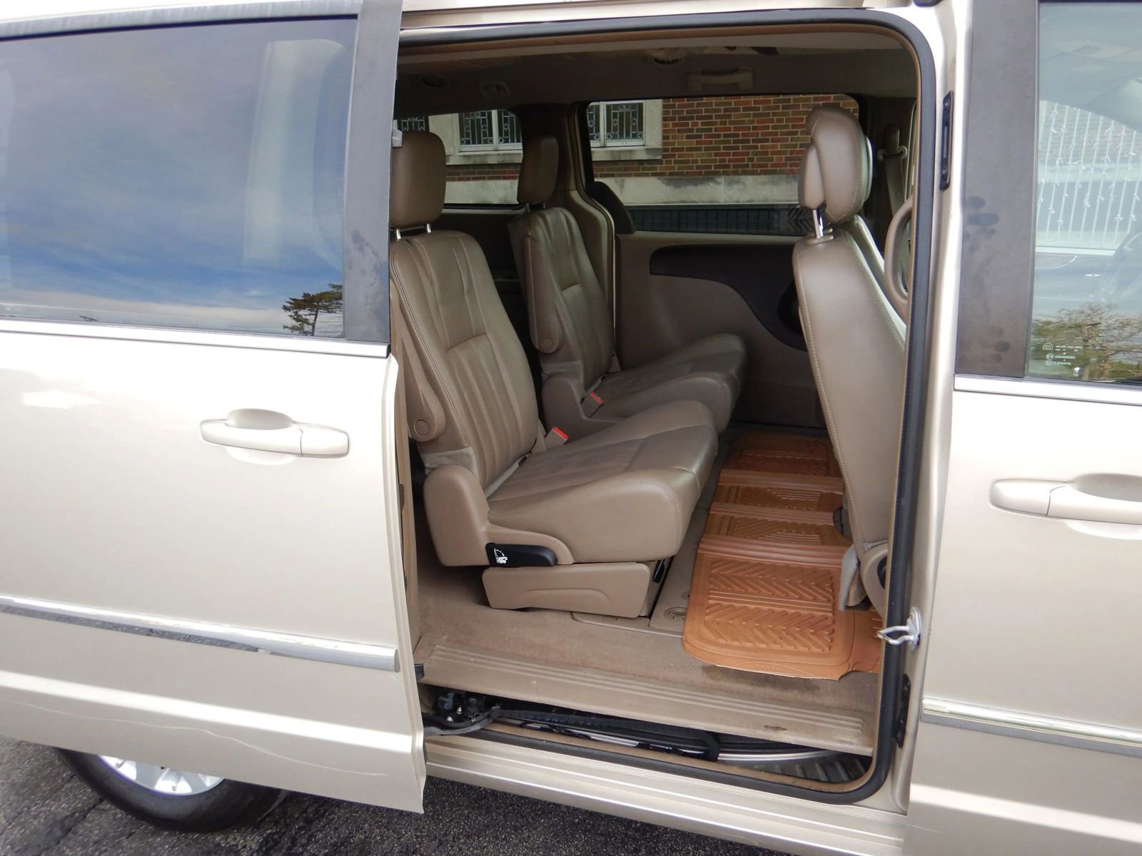 Used 2014 Chrysler Town & Country Touring FWD image 21