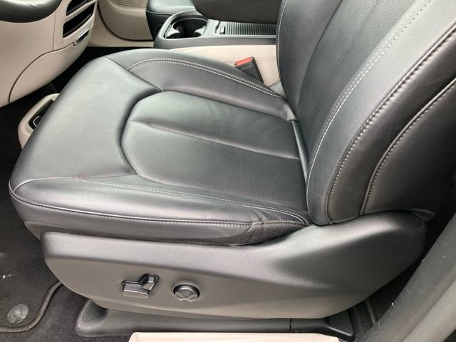 Used 2024 Chrysler Pacifica Touring-L image 12