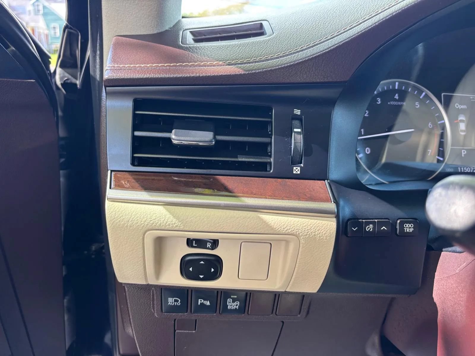 Used 2016 Lexus ES 350 w/ Luxury Package w/Wood Trim FWD image 11