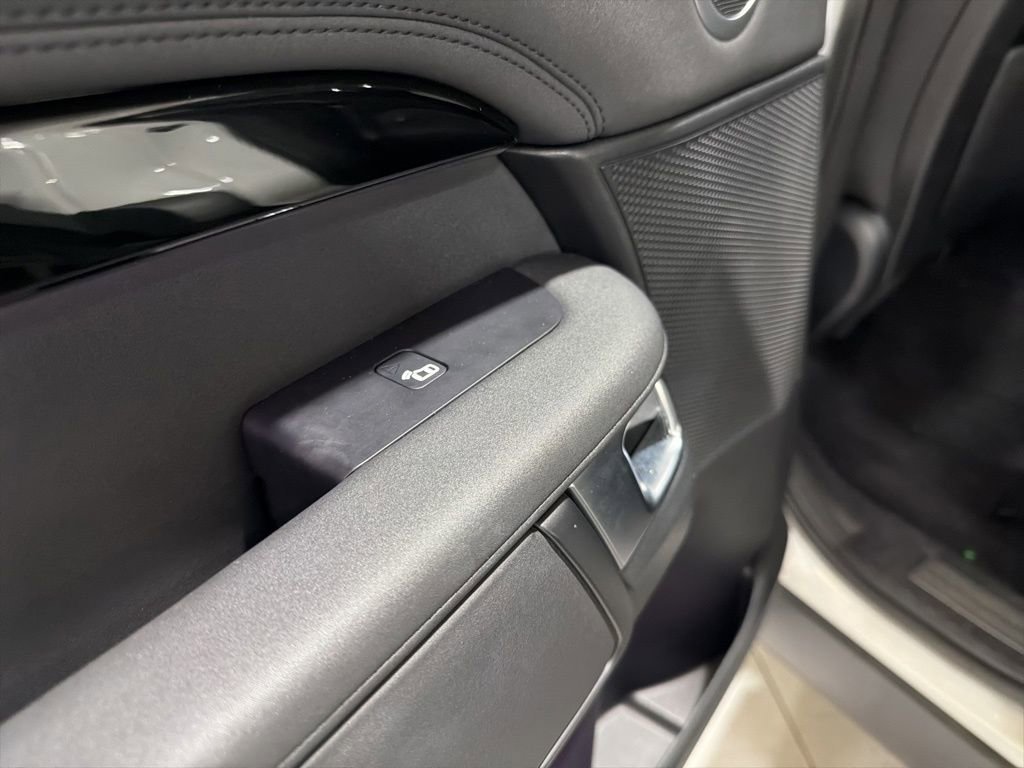 Used 2021 Land Rover Discovery S image 37