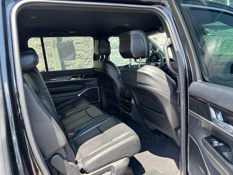 Used 2023 Jeep Wagoneer 4WD image 12