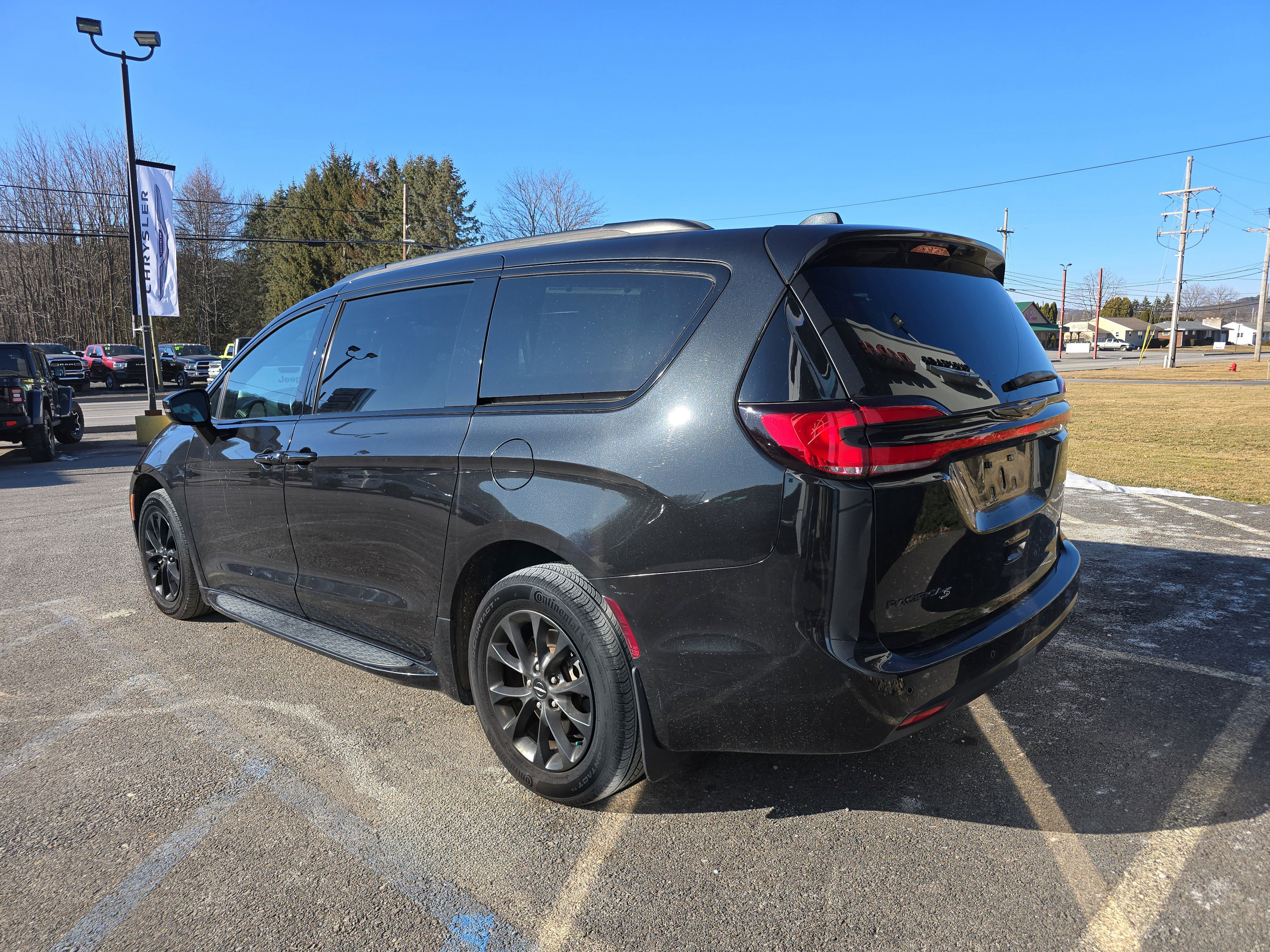 Used 2021 Chrysler Pacifica Touring-L w/ S Appearance Package image 6