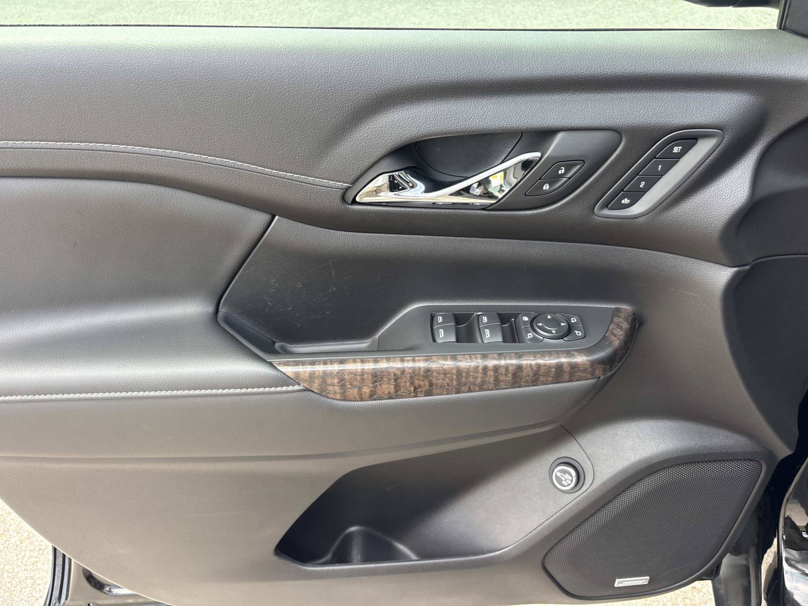 Used 2023 GMC Acadia Denali w/ Denali Technology Package FWD image 12