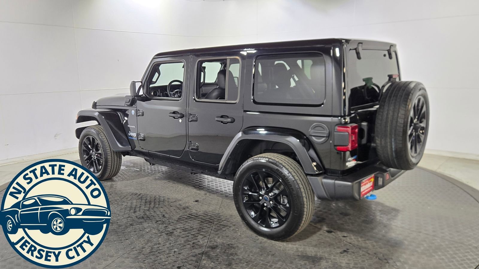 Used 2024 Jeep Wrangler Unlimited Sahara w/ Technology Group image 5