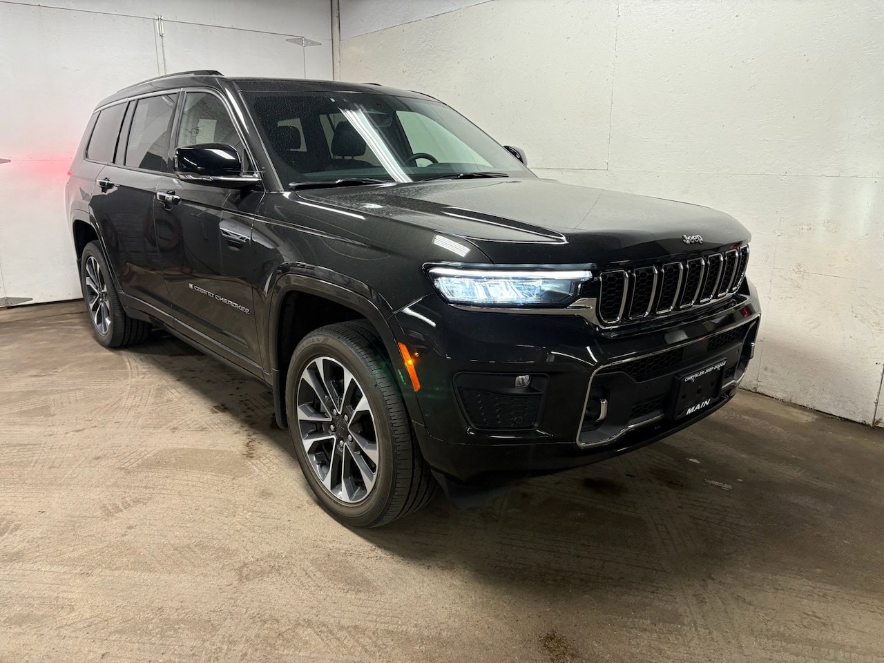 Used 2023 Jeep Grand Cherokee L Overland w/ MOPAR Finishing Package AWD/4WD image 1