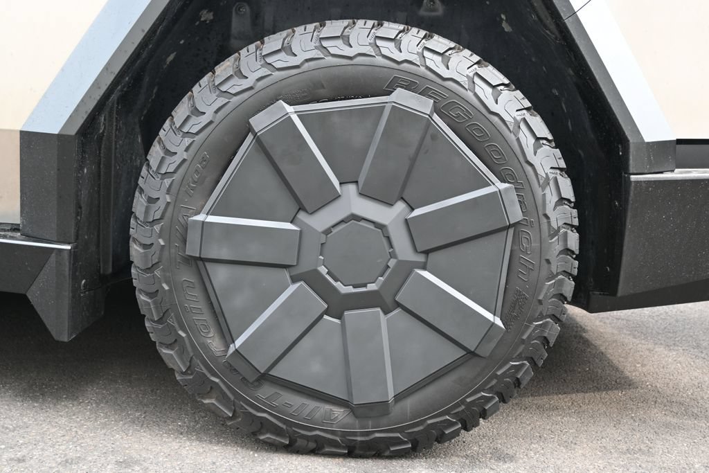 Used 2024 Tesla Cybertruck AWD Crew Cab image 12