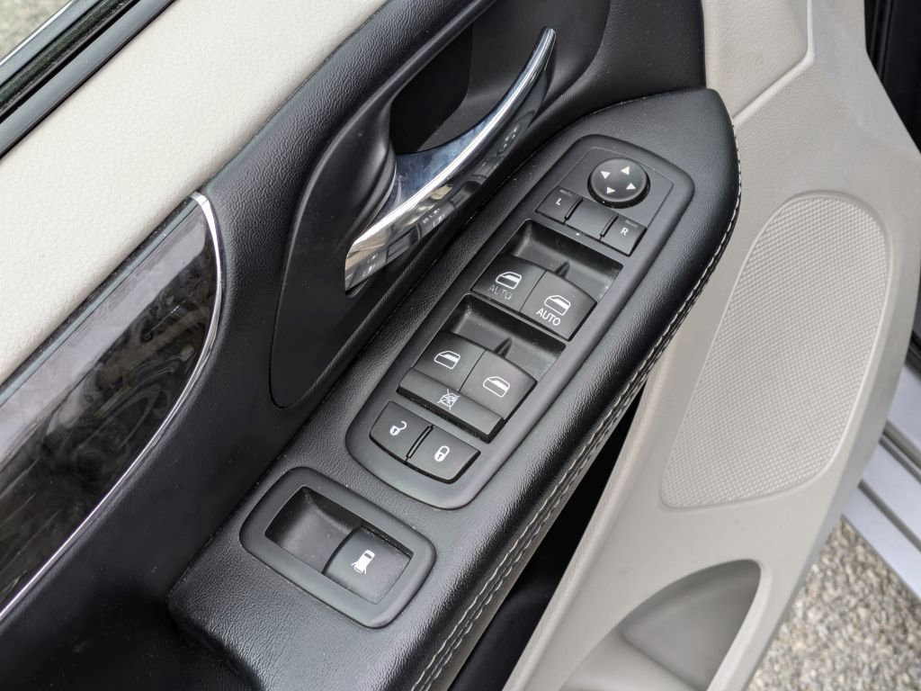 Used 2016 Chrysler Town & Country Touring-L image 10