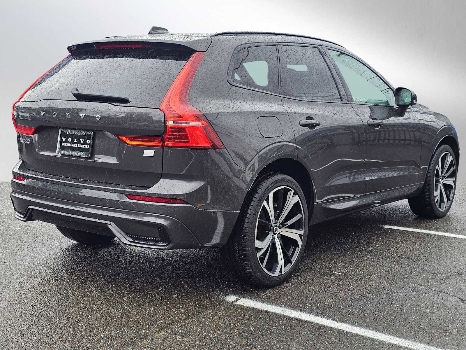 Used 2022 Volvo XC60 T8 R-Design w/ Advanced Package AWD/4WD image 3