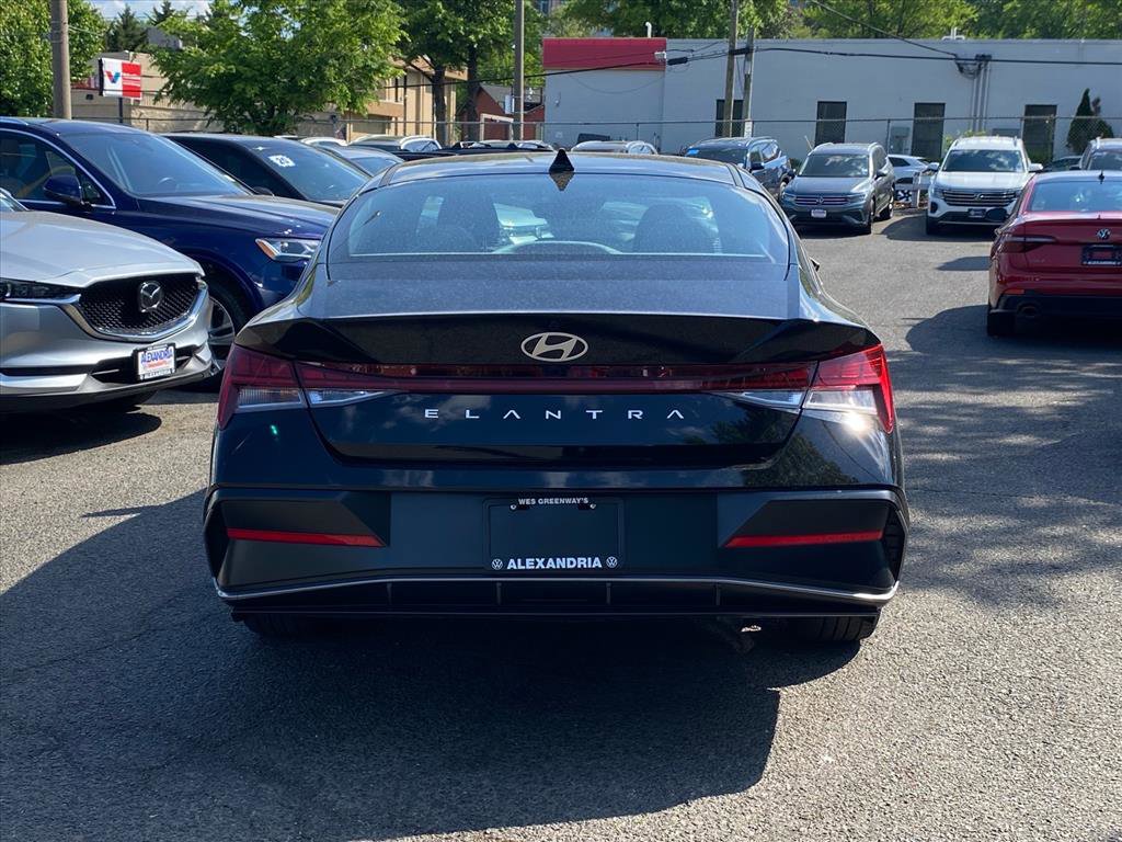 Used 2025 Hyundai Elantra SEL FWD image 3