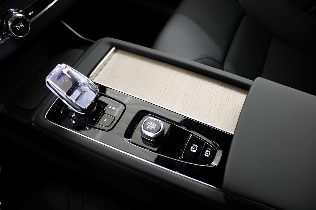 New 2025 Volvo XC90 B6 Core w/ Protection Package image 22
