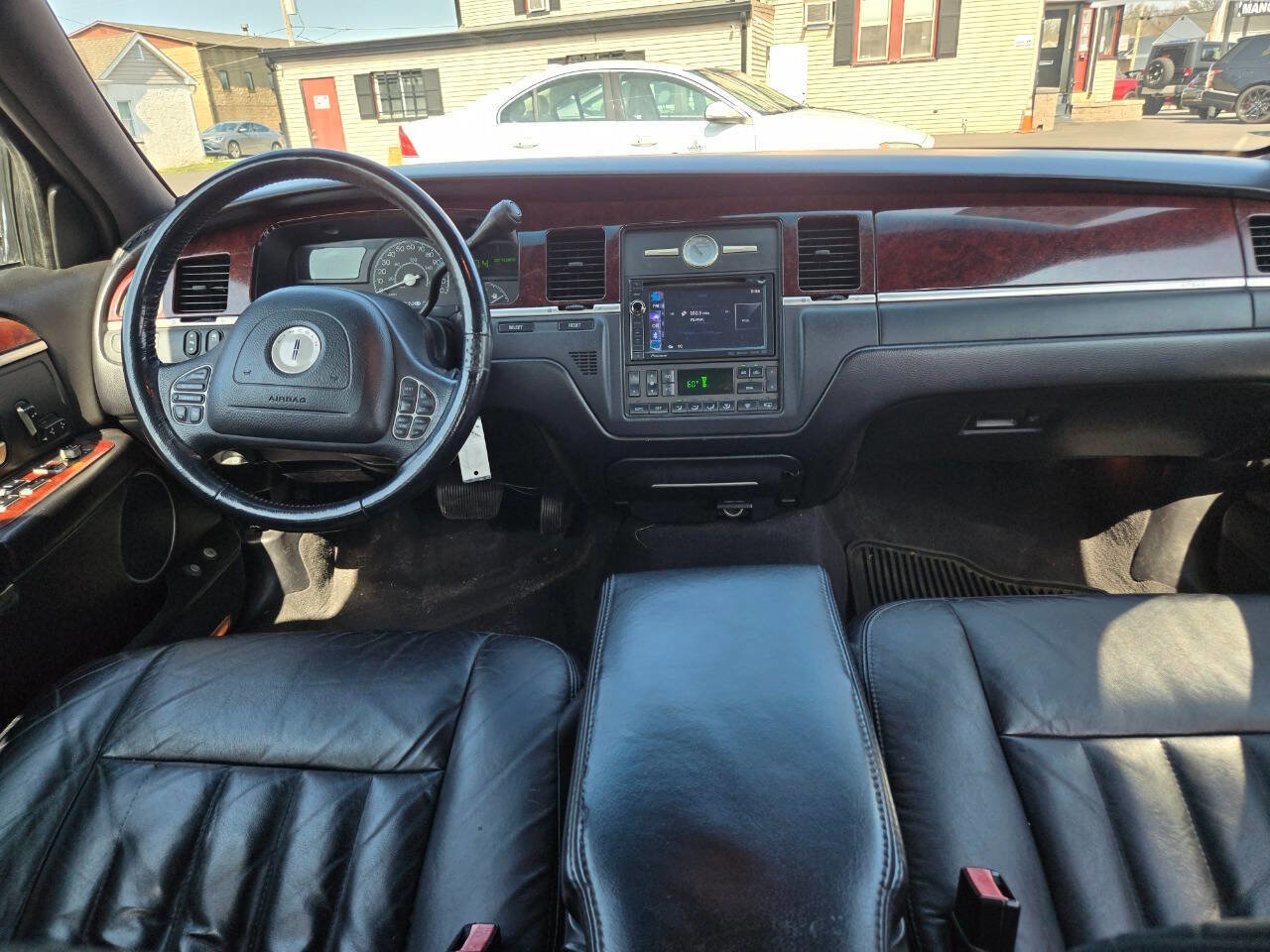 Used 2004 Lincoln Town Car Signature image 19