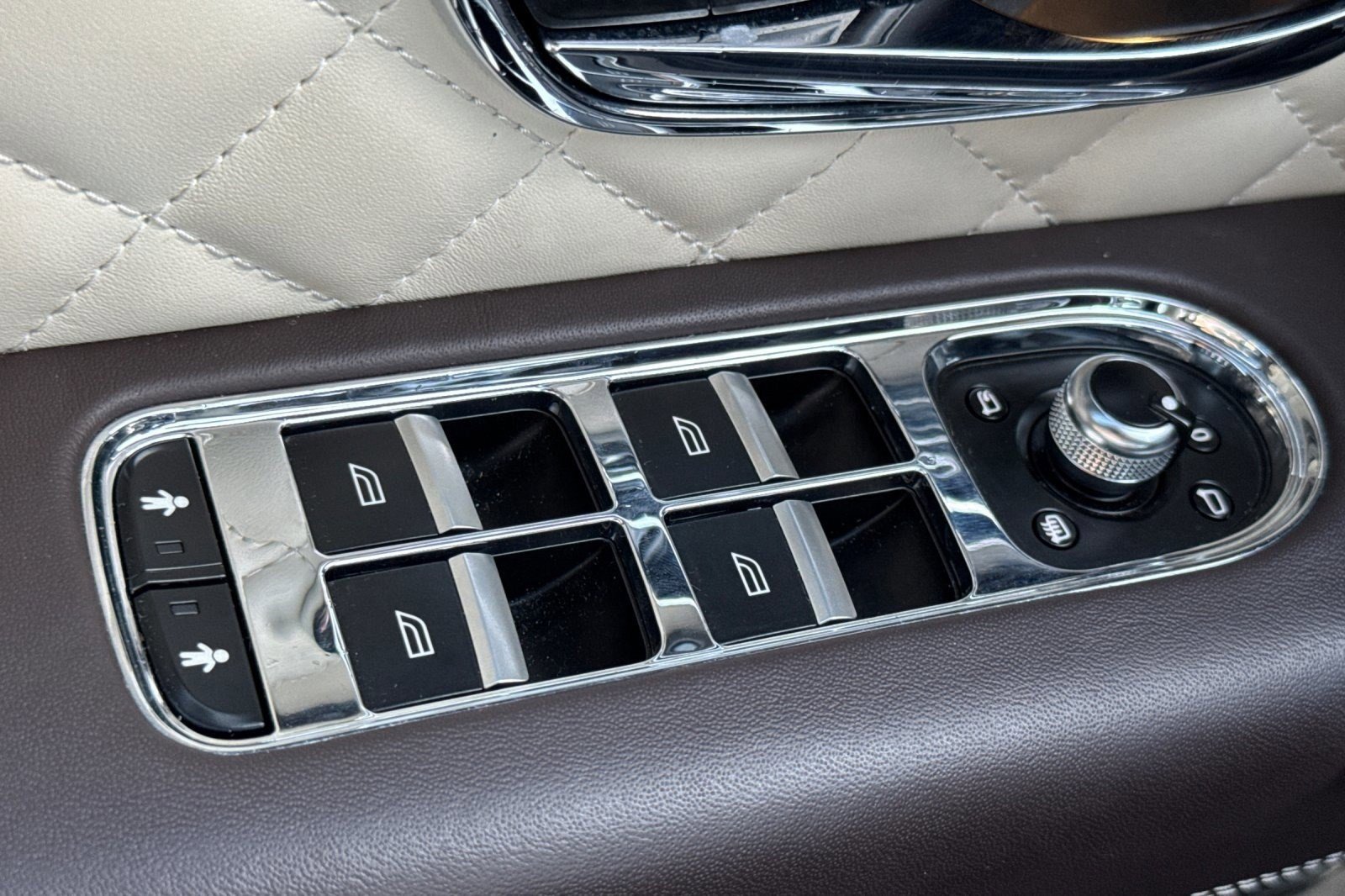 Used 2018 Bentley Bentayga image 13