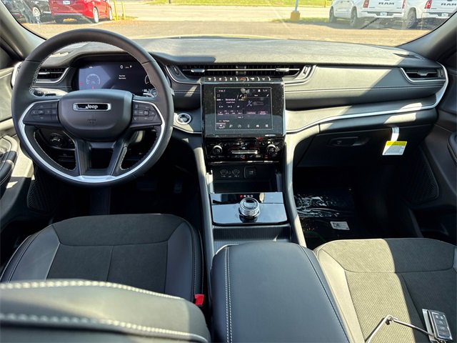New 2025 Jeep Grand Cherokee Altitude image 10