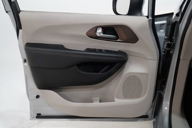 Used 2023 Chrysler Voyager LX FWD image 18