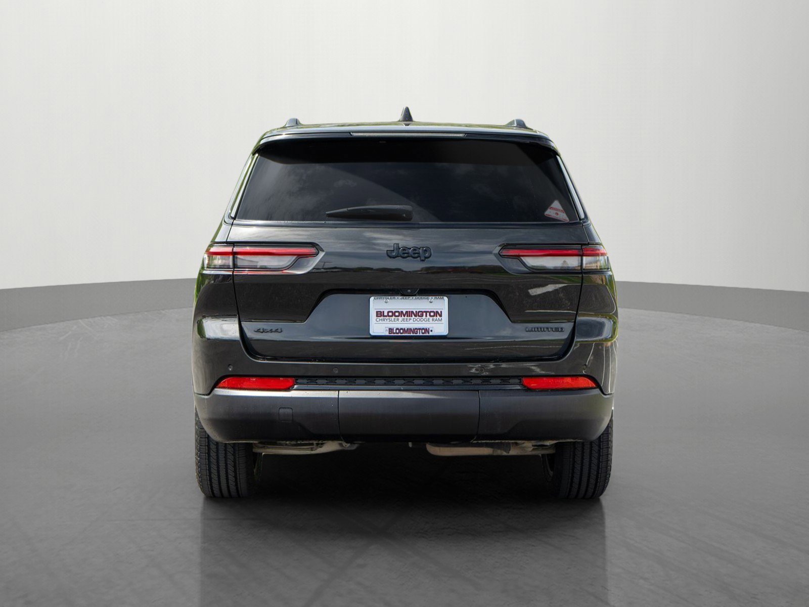 Used 2024 Jeep Grand Cherokee L Limited w/ Black Appearance Package AWD/4WD image 6