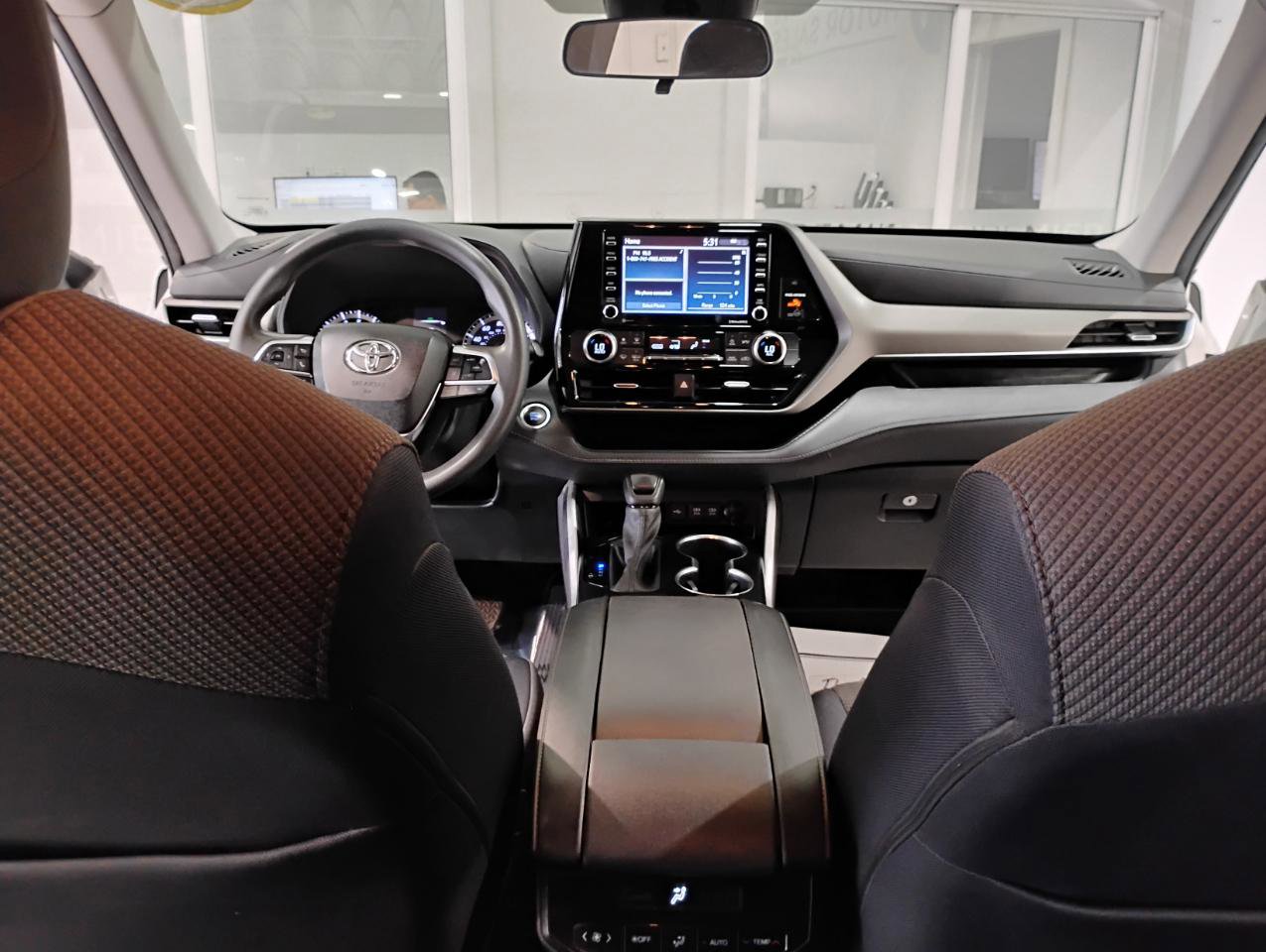 Used 2021 Toyota Highlander L image 47