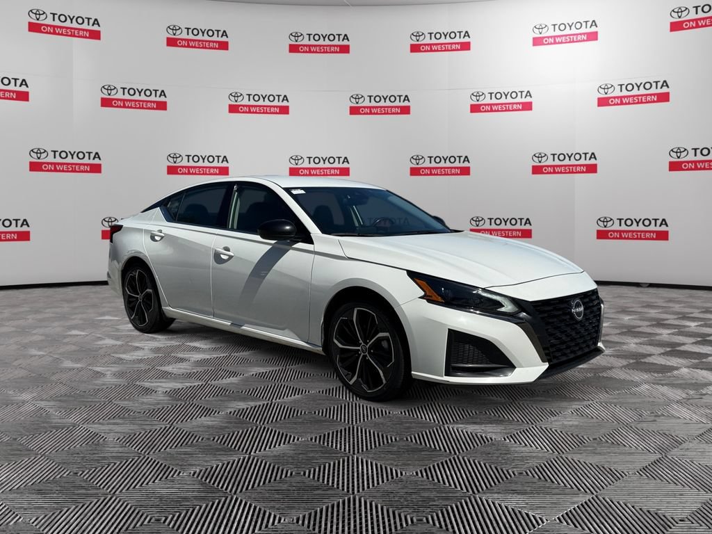 Used 2024 Nissan Altima 2.5 SR FWD image 3