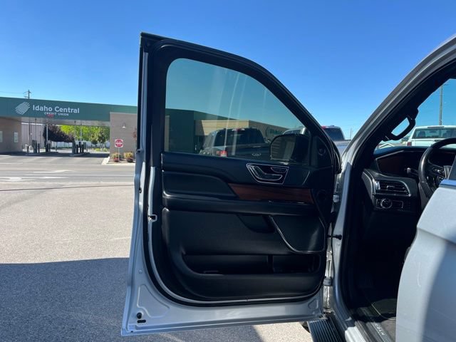 Used 2019 Lincoln Navigator Premiere AWD/4WD image 25