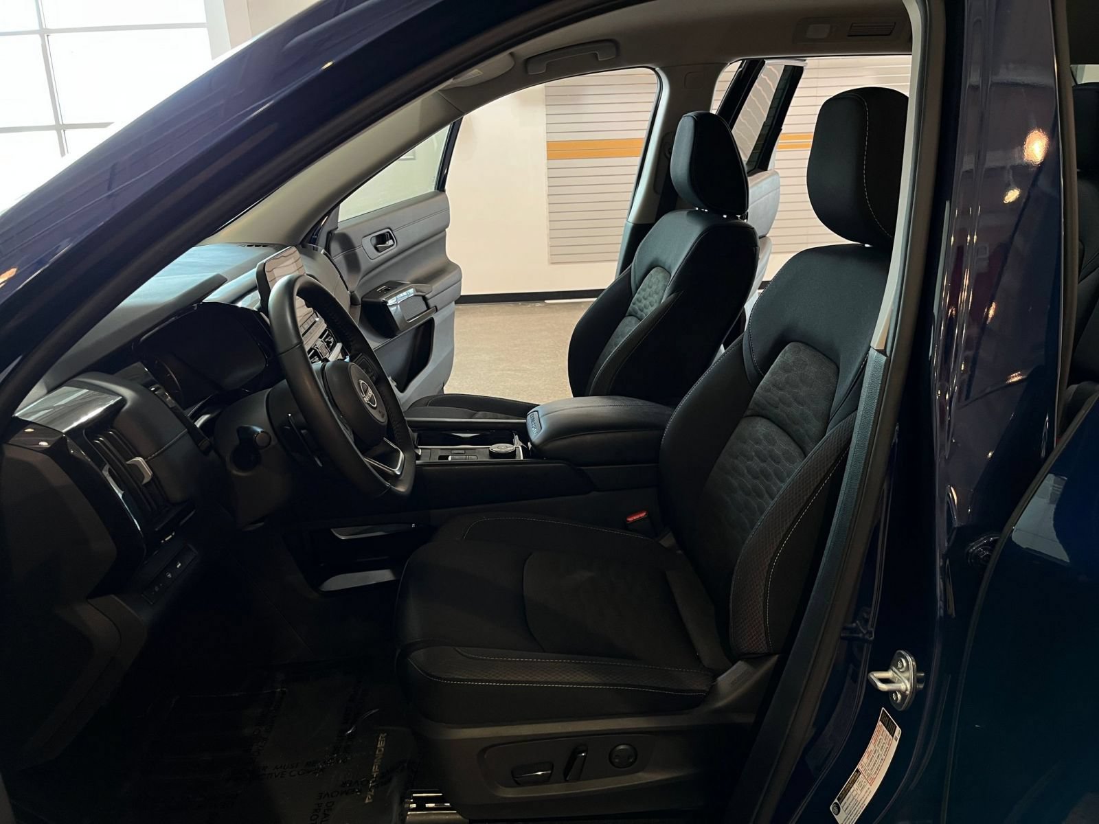 Used 2025 Nissan Pathfinder SV AWD/4WD image 28