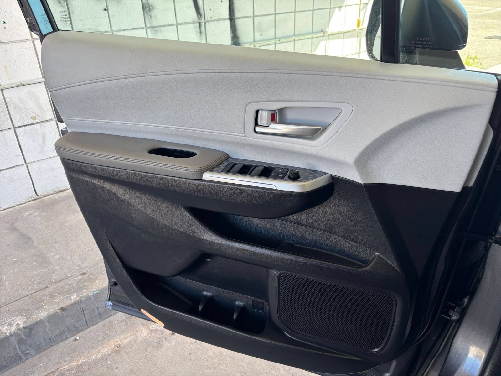 Used 2025 Toyota Sienna XLE FWD image 18