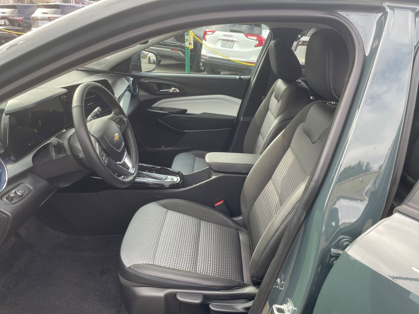 Used 2025 Chevrolet Trax LT w/ LT Convenience Package image 24