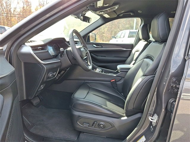 Used 2025 Jeep Grand Cherokee L Limited w/ Black Appearance Package image 11