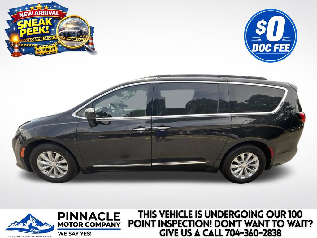 Used 2017 Chrysler Pacifica Touring-L FWD image 3