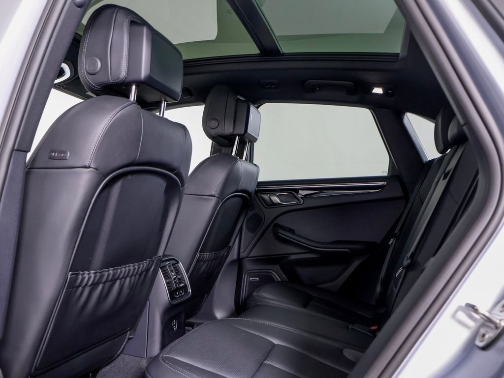 Certified 2025 Porsche Macan AWD/4WD image 13