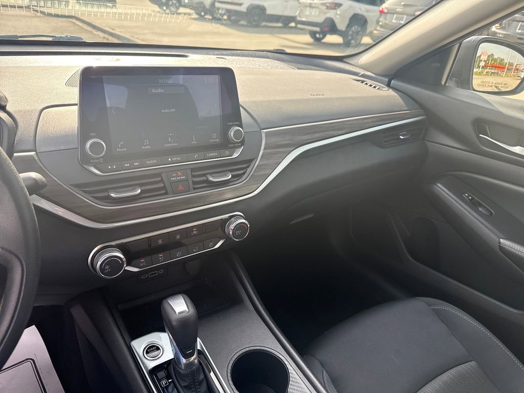 Used 2025 Nissan Altima 2.5 SV image 15