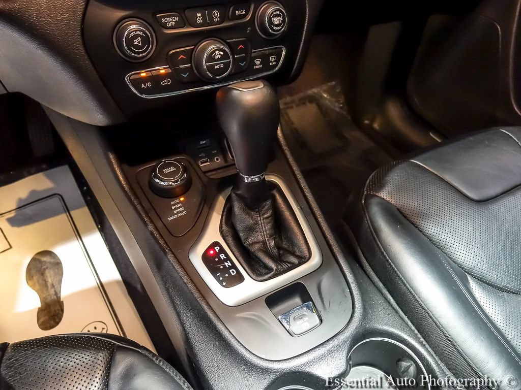 Used 2017 Jeep Cherokee Overland w/ Technology Group AWD/4WD image 23