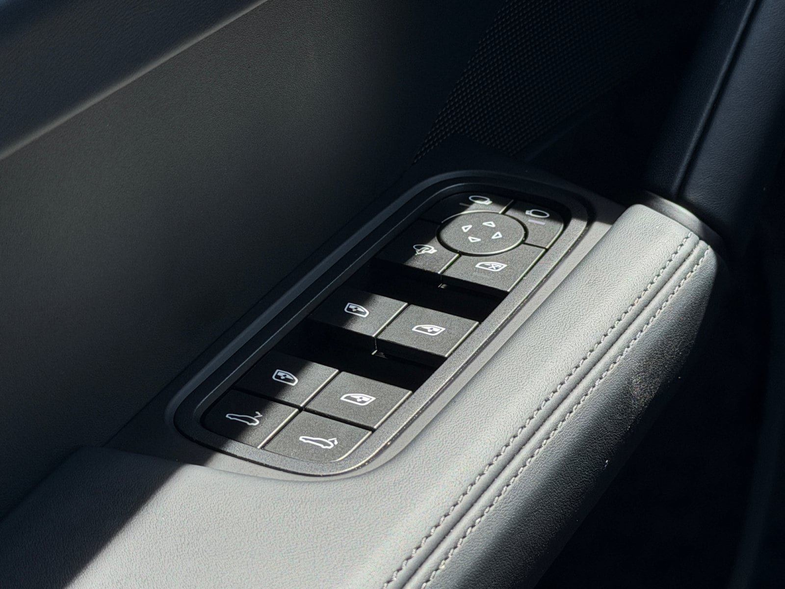 Certified 2025 Porsche Cayenne AWD/4WD image 16