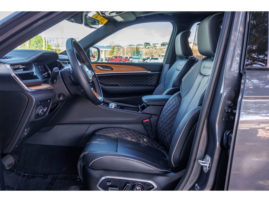 Used 2024 Jeep Grand Cherokee Summit AWD/4WD image 16