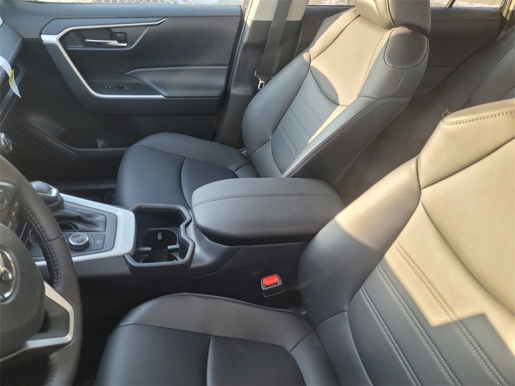Used 2025 Toyota RAV4 XLE Premium image 5