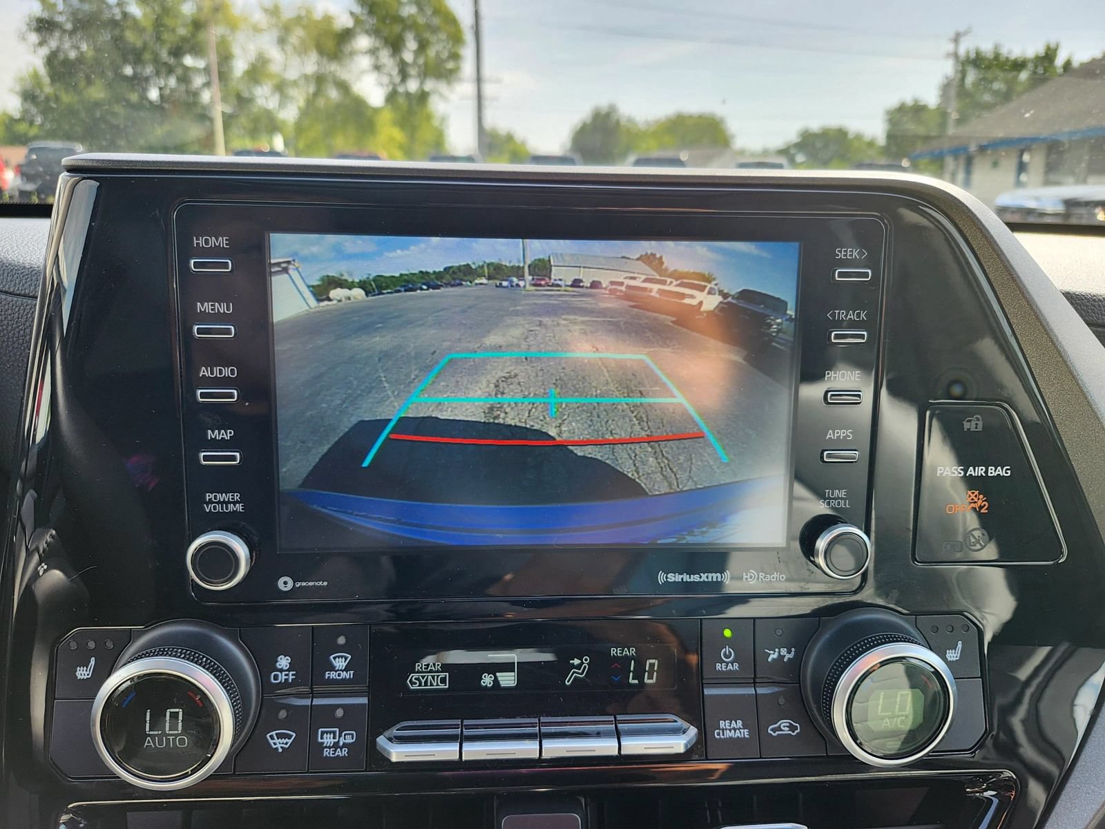 Used 2022 Toyota Highlander XLE AWD/4WD image 33