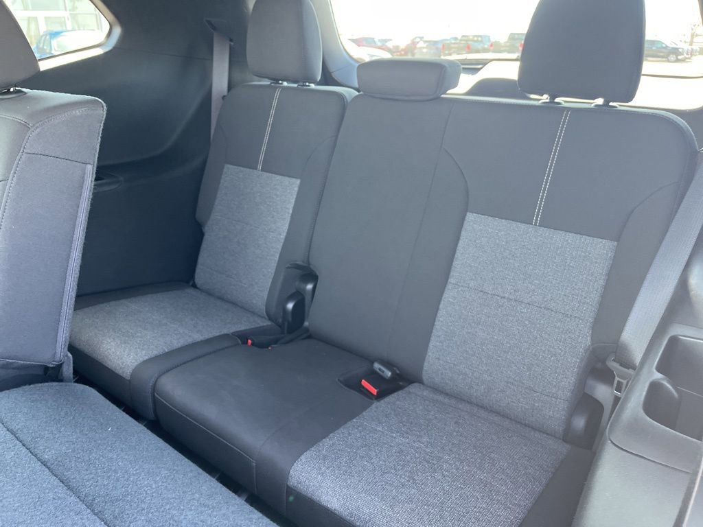 Used 2025 GMC Acadia Elevation image 11