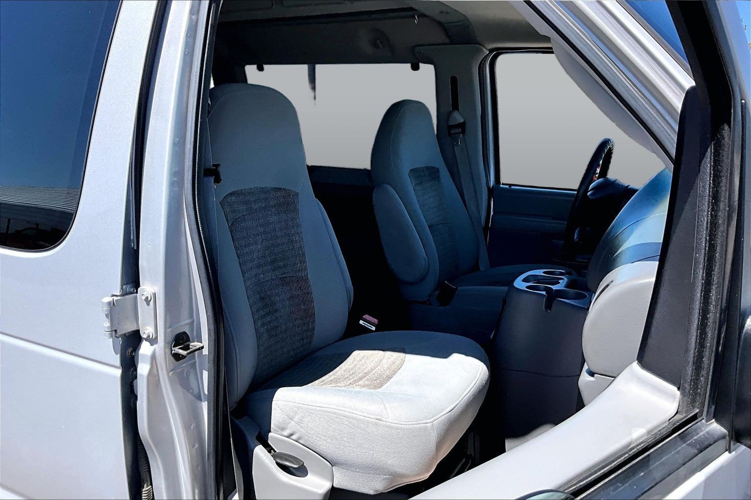 Used 2005 Ford E-350 and Econoline 350 XL RWD image 7