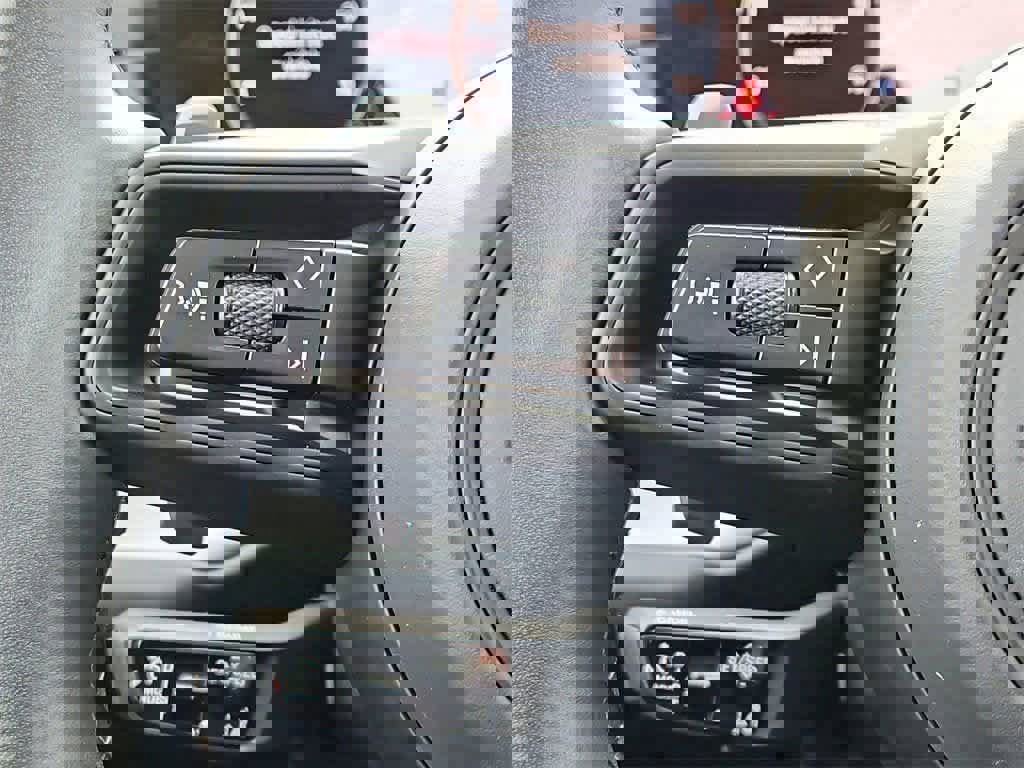 Used 2025 Porsche Cayenne S image 31