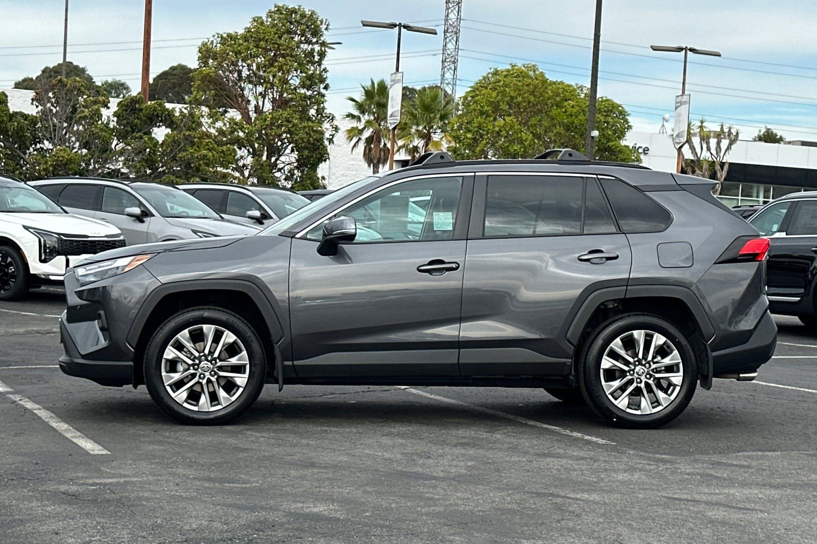 Used 2023 Toyota RAV4 XLE Premium image 9