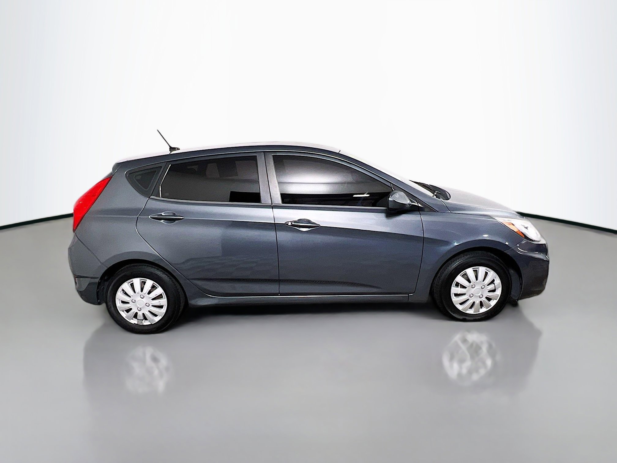 Used 2012 Hyundai Accent GS image 3