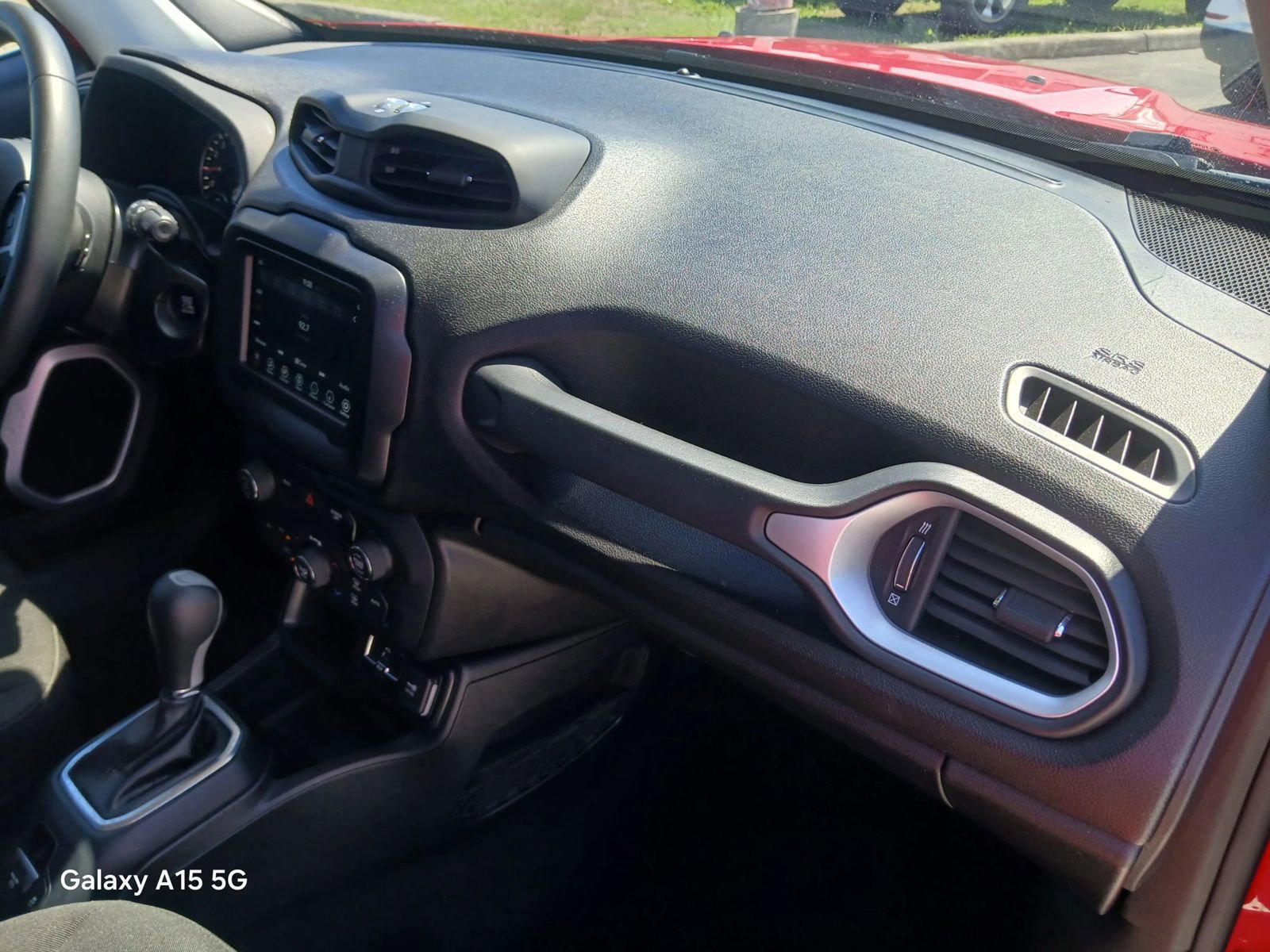 Used 2019 Jeep Renegade Latitude FWD image 14
