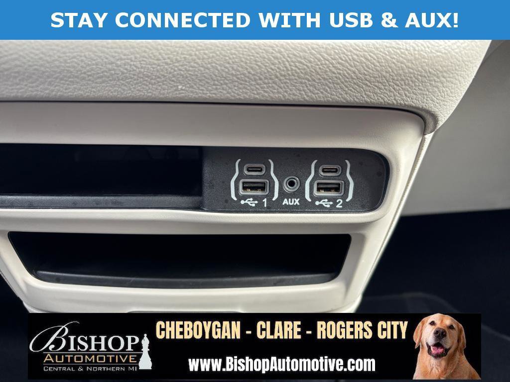 Used 2023 Chrysler Pacifica Touring-L image 15