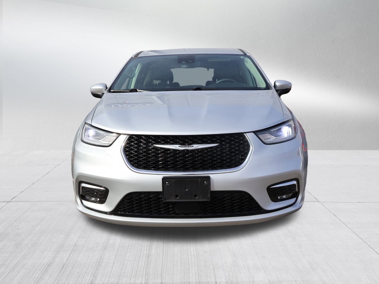 Used 2023 Chrysler Pacifica Touring-L image 2