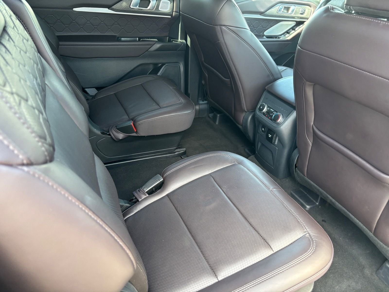 Used 2025 Ford Explorer Platinum w/ LUX Leather Package image 16